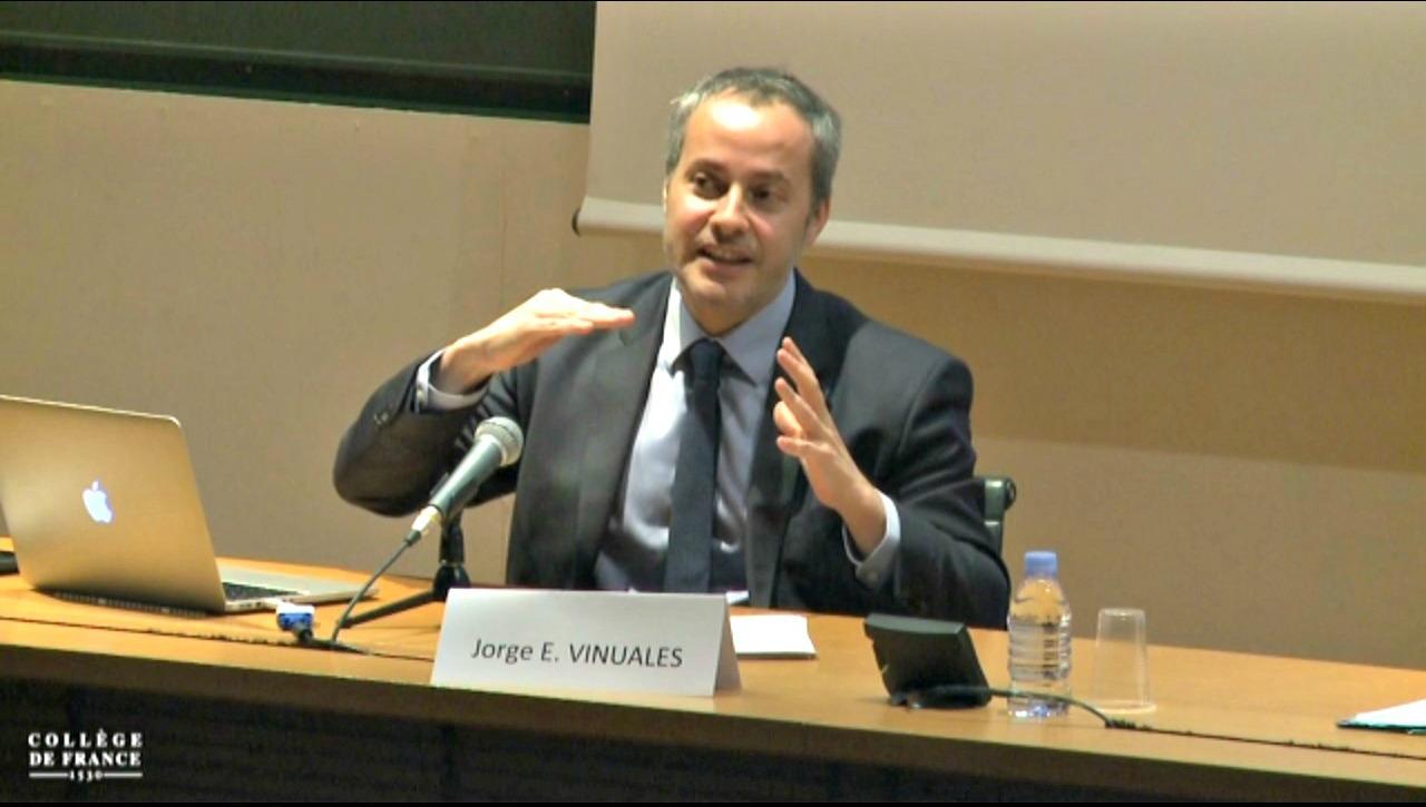 Professor Vinuales gives a lecture on joint environmental liability at the College de France
